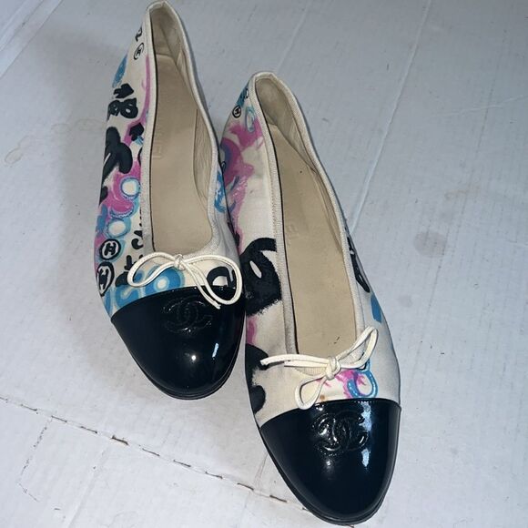 CHANEL BLACK WHITE & PURPLE CANVAS ALMOND TOE GRAPHIC BOW BALLET FLATS SIZE 10.5 - Picture 10 of 12